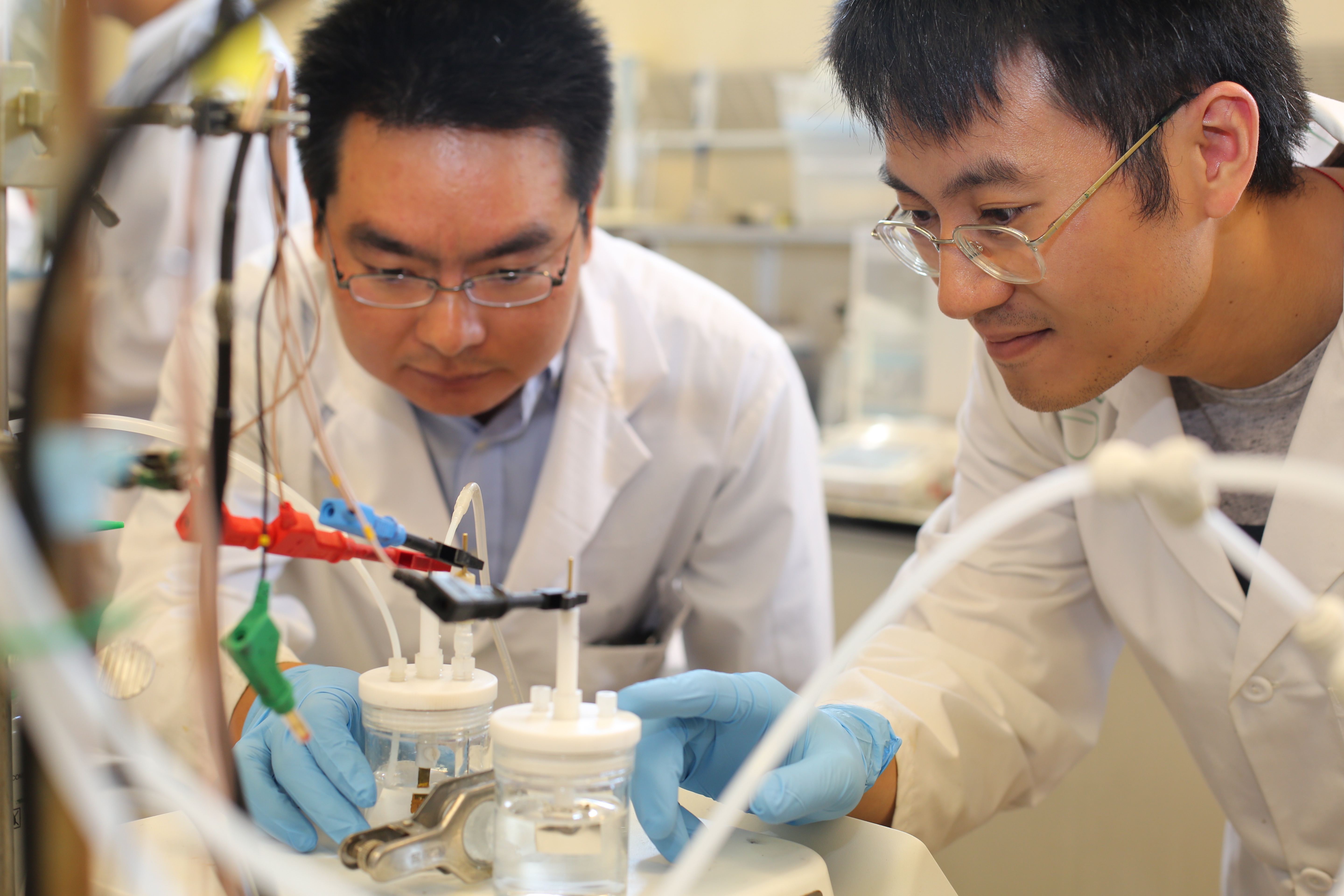 U of T Engineering researchers Min Liu (left), Yuanjie Pang