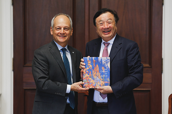 U of T President Meric Gertler presents Huawei CEO Ren Zhengfei with a gift during his visit to the University. The Huawei delegation met with several U of T Engineering researchers and included a tour of the electromagnetics lab of Professor George Eleftheriades (ECE). (Photo: Tristan Cannon-Sherlock)